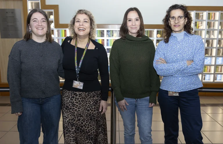 Cuatro mujeres científicas posando en un evento académico