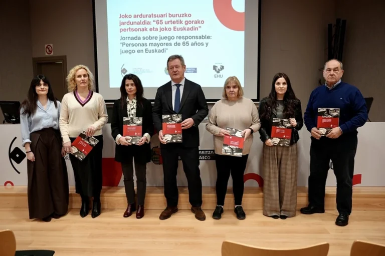 Grupo de personas en una jornada sobre juegos en Euskadi