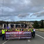 Manifestación de trabajadores de Maderas de Llodio con pancarta
