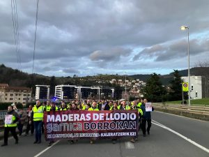 Manifestación de trabajadores de Maderas de Llodio con pancarta