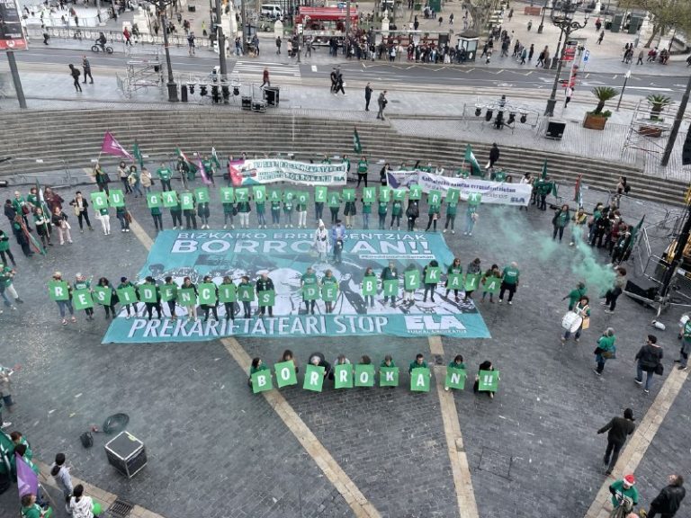 Manifestantes con pancartas en una plaza de Bizkaia