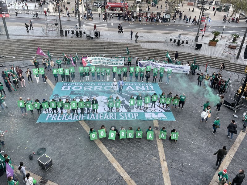 Manifestantes con pancartas en una plaza de Bizkaia