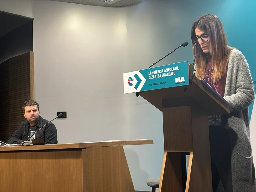 Mujer leyendo un informe en una conferencia de prensa