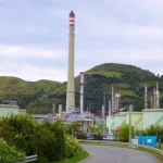 Refinería de Petronor en Muskiz con chimeneas y montañas al fondo