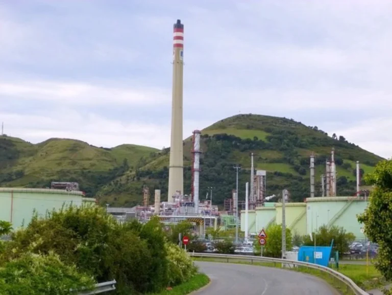 Refinería de Petronor en Muskiz con chimeneas y montañas al fondo