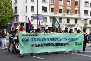 Manifestantes sosteniendo pancarta de ELA en protesta laboral