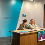 Dos mujeres en una mesa durante una presentación de ELA