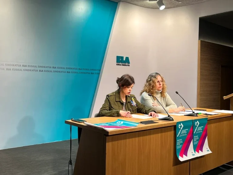 Dos mujeres en una mesa durante una presentación de ELA