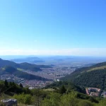 Vista panorámica de Bilbao y montañas en Euskadi