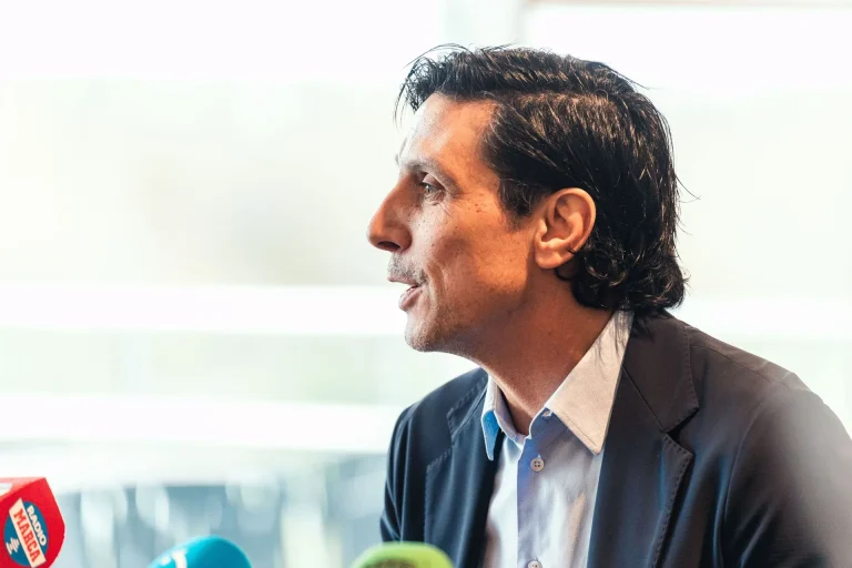 Sergio Fernández, director deportivo del Alavés, hablando en conferencia