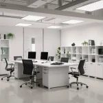 Oficina moderna con escritorios, sillas y estanterías blancas.