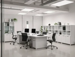 Oficina moderna con escritorios, sillas y estanterías blancas.