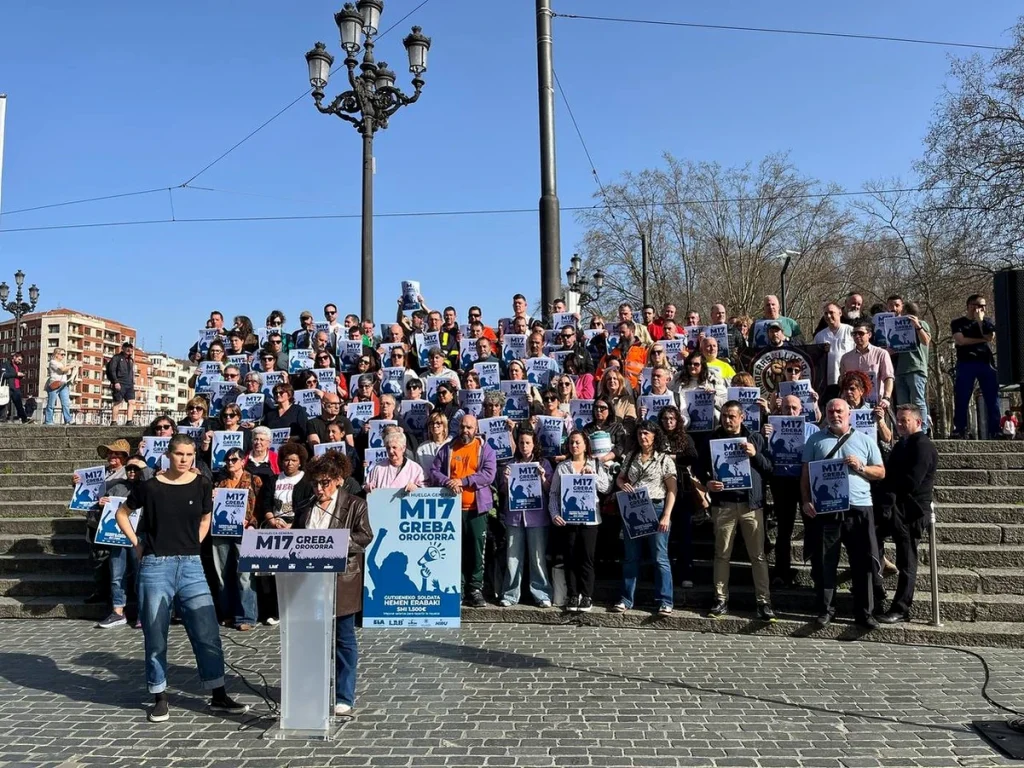 Grupo de personas en una manifestación con carteles en apoyo a la huelga general