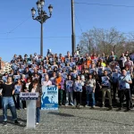 Grupo de personas en una manifestación con carteles en apoyo a la huelga general