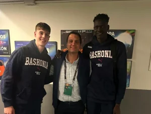 Stefan Joksimovic y Juom Maker Bol posan con un hombre en el Baskonia