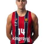 Joseba Querejeta en uniforme de baloncesto, de pie y serio.