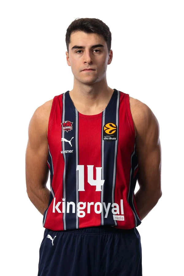Joseba Querejeta en uniforme de baloncesto, de pie y serio.