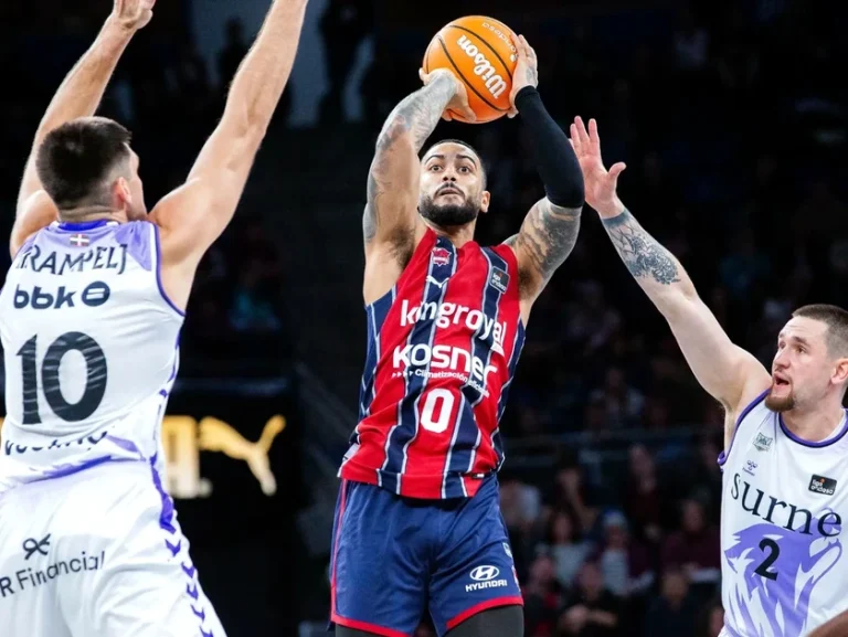 Jugador de Kosner Baskonia lanzando a canasta en un partido de baloncesto.