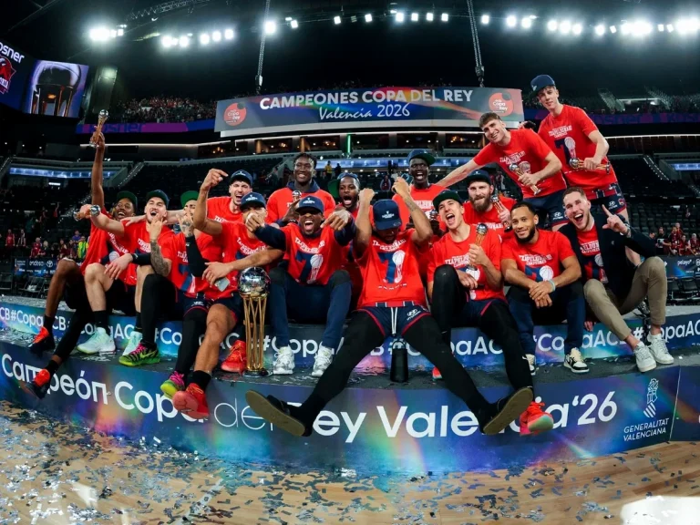 Jugadores de Kosner Baskonia celebrando su título de Copa del Rey 2026