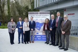Delegación de la Comisión Europea frente a un cartel en Donostia