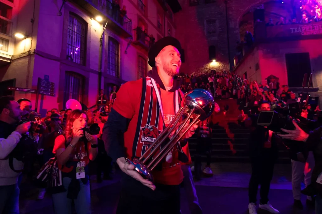 Jugador sosteniendo la Copa del Rey 2026 en un evento con público