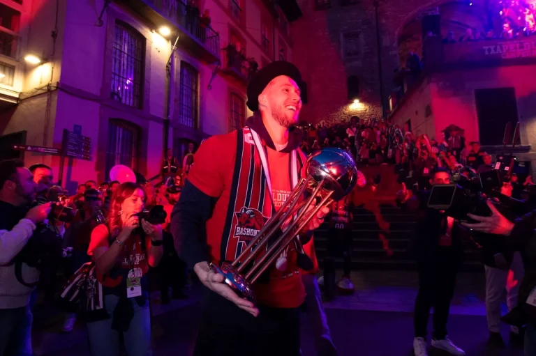 Jugador sosteniendo la Copa del Rey 2026 en un evento con público