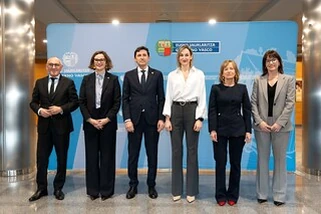 Grupo de personas posando en un evento oficial en un edificio gubernamental.