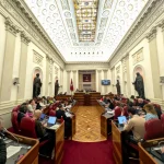 Pleno de las Juntas Generales de Araba con asistentes y estatuas