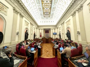 Pleno de las Juntas Generales de Araba con asistentes y estatuas