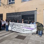 Grupo de personas protestando con pancarta en la calle