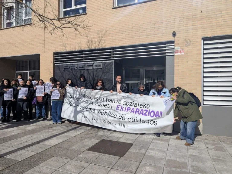 Grupo de personas protestando con pancarta en la calle