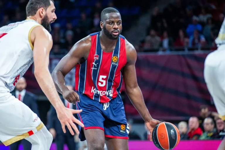 Eugene Omoruyi driblando con balón en un partido de baloncesto.
