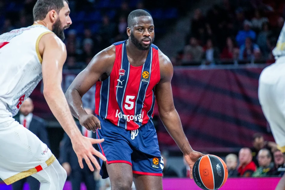 Eugene Omoruyi driblando con balón en un partido de baloncesto.