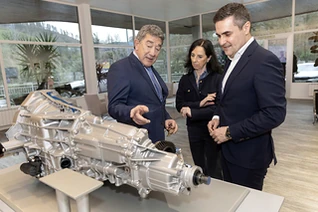 Tres personas observan un motor en la planta de Schaeffler en Elgoibar.