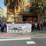 Manifestantes sosteniendo una pancarta en la calle