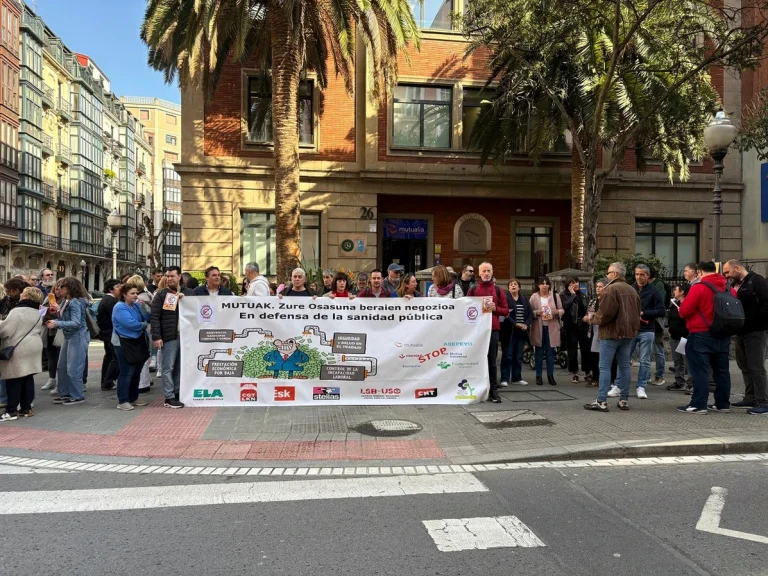 Manifestantes sosteniendo una pancarta en la calle