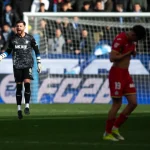 Portero Antonio Sivera celebrando en el campo de fútbol.