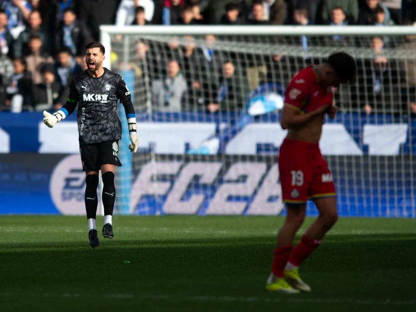 Portero Antonio Sivera celebrando en el campo de fútbol.