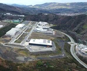 Vista aérea de un área industrial en construcción
