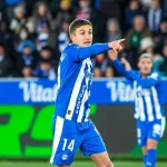 Jugador del Deportivo Alavés señalando durante un partido.