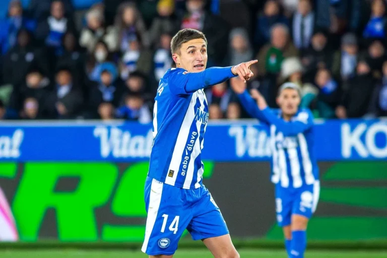 Jugador del Deportivo Alavés señalando durante un partido.