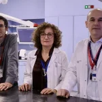 Tres profesionales de la salud en un entorno clínico moderno.