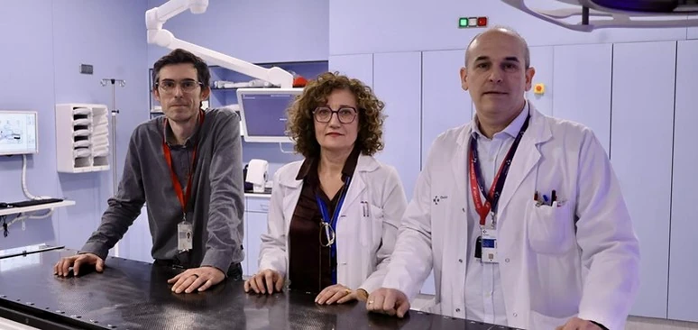 Tres profesionales de la salud en un entorno clínico moderno.