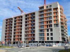 Edificio en construcción con grúas en Vitoria-Gasteiz