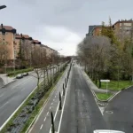 Vista de una calle en Vitoria-Gasteiz con edificios y árboles