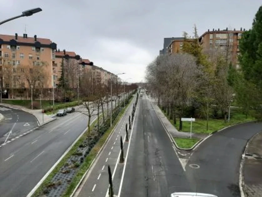 Vista de una calle en Vitoria-Gasteiz con edificios y árboles
