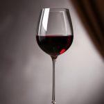 Copa de vino tinto sobre fondo difuminado