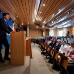 Un político hablando en un podio frente a una audiencia en Euskadi.