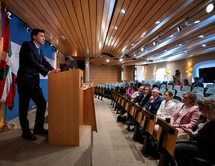 Un político hablando en un podio frente a una audiencia en Euskadi.