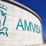 Logo de AMVISA en un tanque de agua con cielo azul